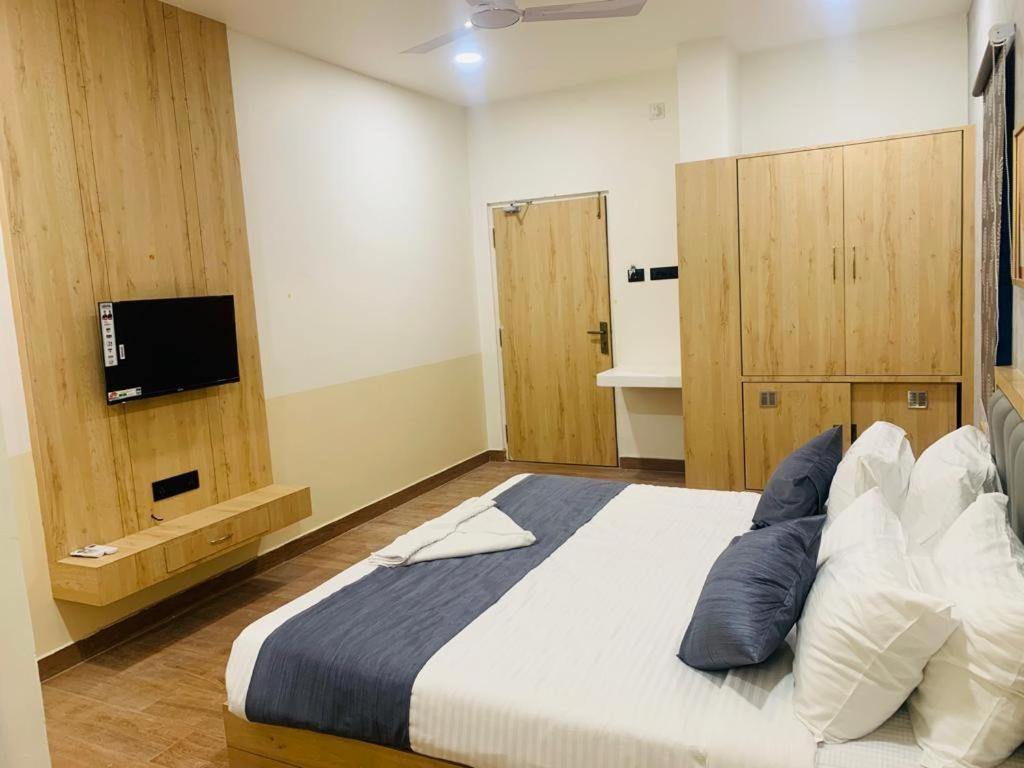 Satyabhama Inn Pathara Экстерьер фото